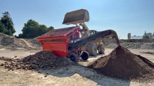 2023 Hustler Dirt & Rock screener: 3 in One. Grizzly Bar + Screener + Conveyor
